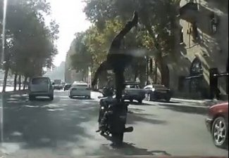 Bakı küçələrində motosikletlə “qaranquş” tryuku  VİDEO